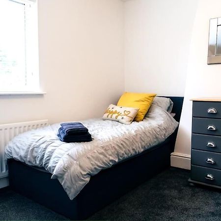 4 Bedroom - Sleep 9 Home In Cheadle Staffordshire - Alton Towers Polar Express Dimmingsdale Peak District Trentham Gardens Water World Eksteriør bilde