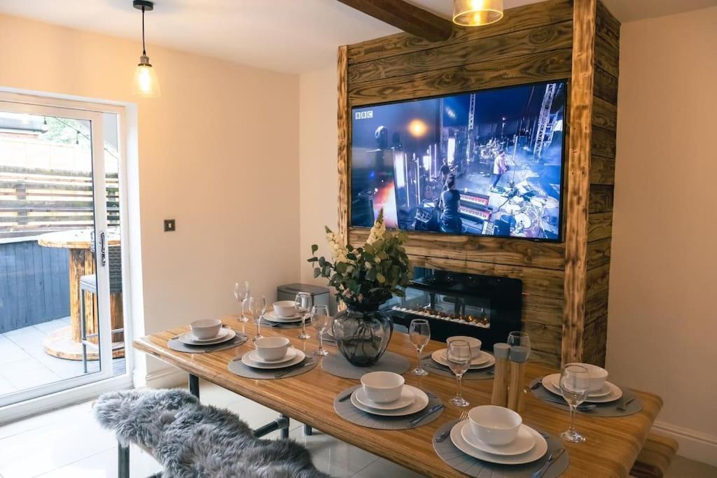 4 Bedroom - Sleep 9 Home In Cheadle Staffordshire - Alton Towers Polar Express Dimmingsdale Peak District Trentham Gardens Water World Eksteriør bilde