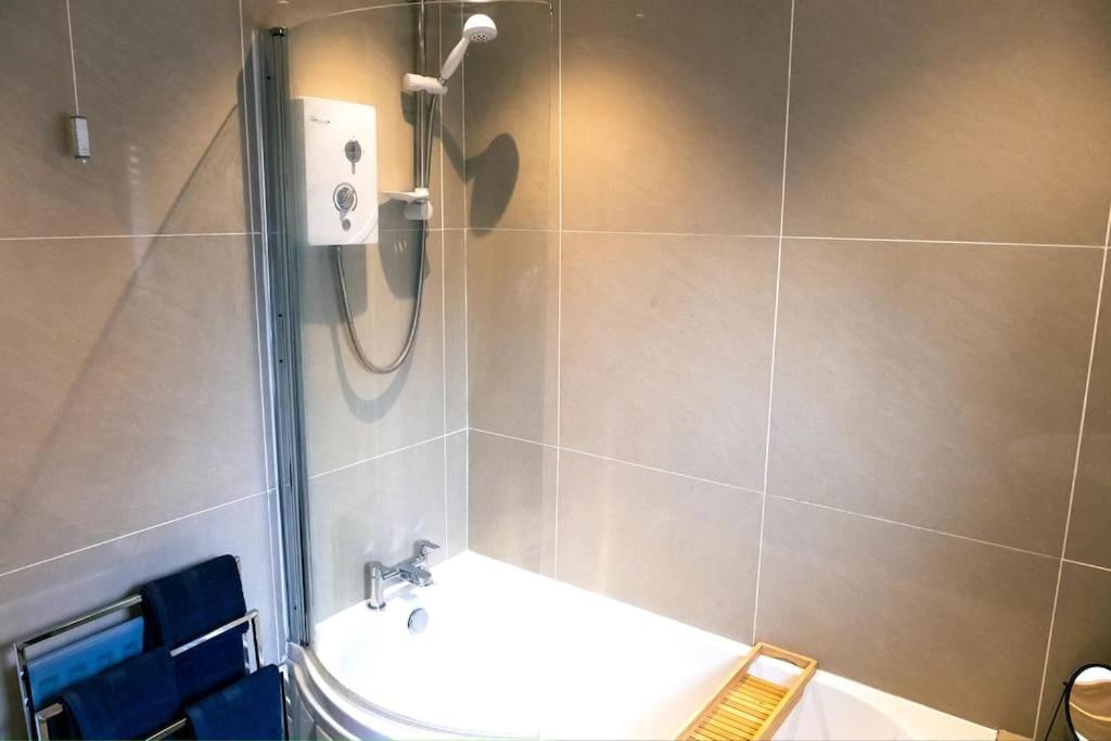 4 Bedroom - Sleep 9 Home In Cheadle Staffordshire - Alton Towers Polar Express Dimmingsdale Peak District Trentham Gardens Water World Eksteriør bilde