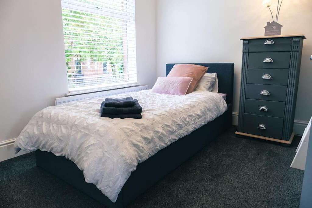 4 Bedroom - Sleep 9 Home In Cheadle Staffordshire - Alton Towers Polar Express Dimmingsdale Peak District Trentham Gardens Water World Eksteriør bilde