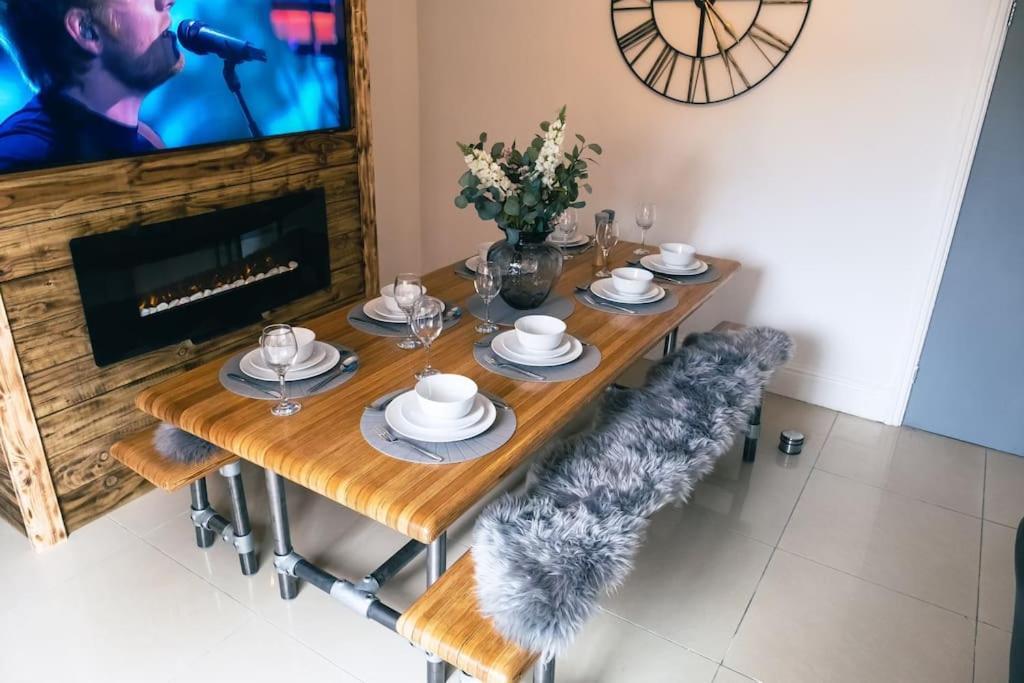 4 Bedroom - Sleep 9 Home In Cheadle Staffordshire - Alton Towers Polar Express Dimmingsdale Peak District Trentham Gardens Water World Eksteriør bilde