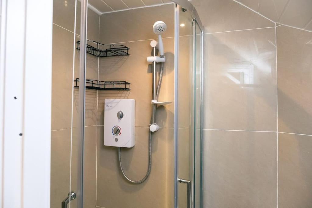 4 Bedroom - Sleep 9 Home In Cheadle Staffordshire - Alton Towers Polar Express Dimmingsdale Peak District Trentham Gardens Water World Eksteriør bilde