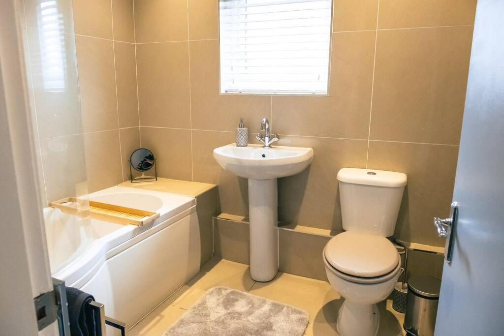 4 Bedroom - Sleep 9 Home In Cheadle Staffordshire - Alton Towers Polar Express Dimmingsdale Peak District Trentham Gardens Water World Eksteriør bilde