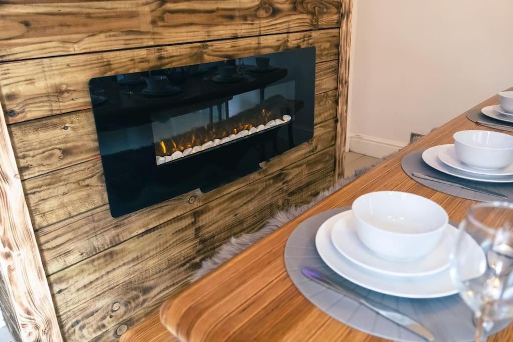 4 Bedroom - Sleep 9 Home In Cheadle Staffordshire - Alton Towers Polar Express Dimmingsdale Peak District Trentham Gardens Water World Eksteriør bilde