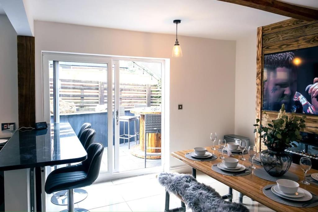 4 Bedroom - Sleep 9 Home In Cheadle Staffordshire - Alton Towers Polar Express Dimmingsdale Peak District Trentham Gardens Water World Eksteriør bilde