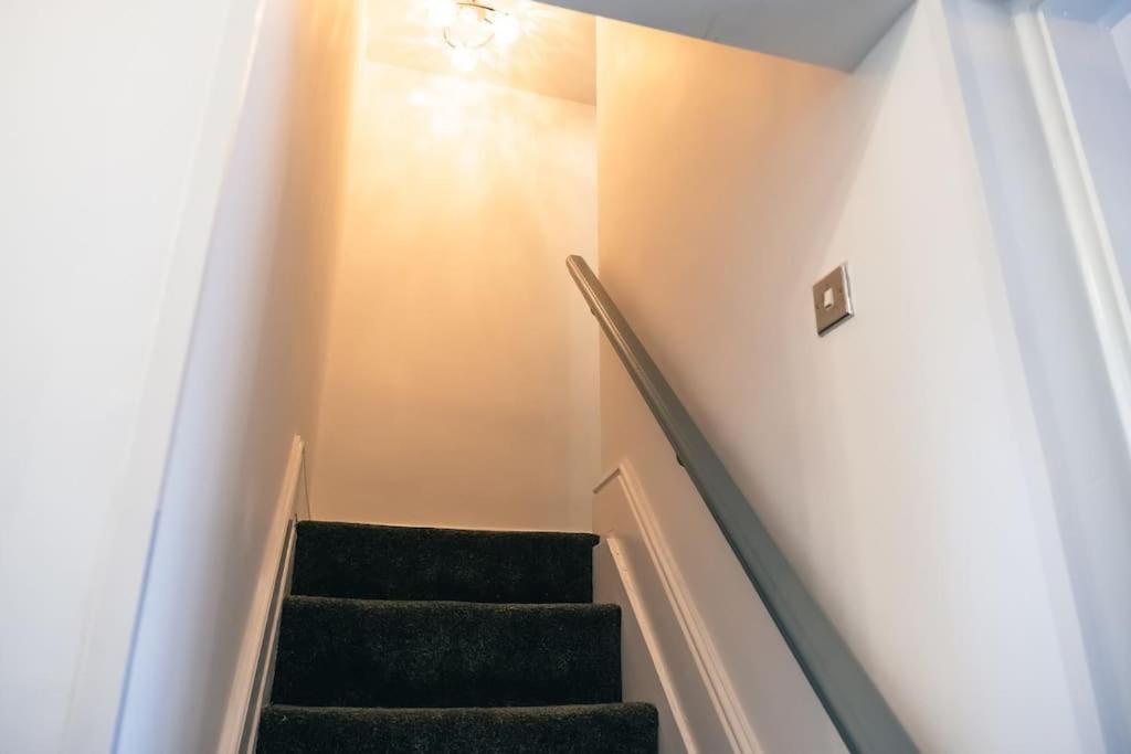 4 Bedroom - Sleep 9 Home In Cheadle Staffordshire - Alton Towers Polar Express Dimmingsdale Peak District Trentham Gardens Water World Eksteriør bilde