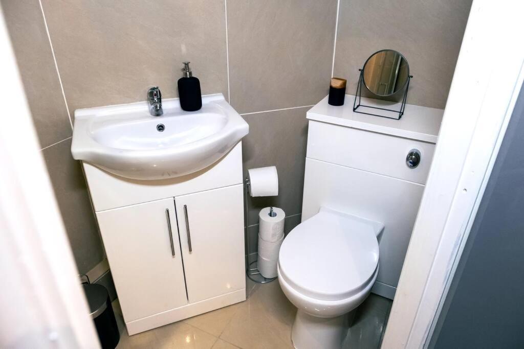 4 Bedroom - Sleep 9 Home In Cheadle Staffordshire - Alton Towers Polar Express Dimmingsdale Peak District Trentham Gardens Water World Eksteriør bilde